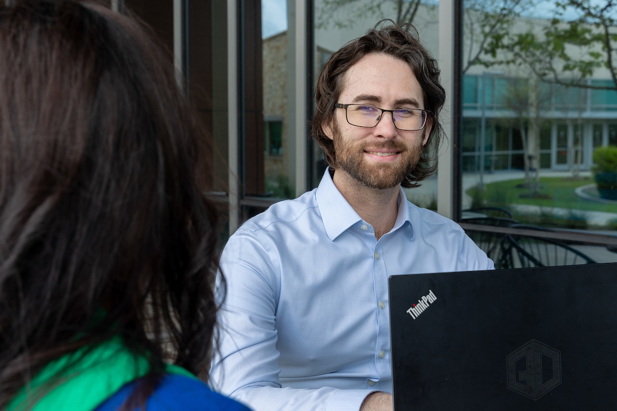  Photo of UHCL student and advisor